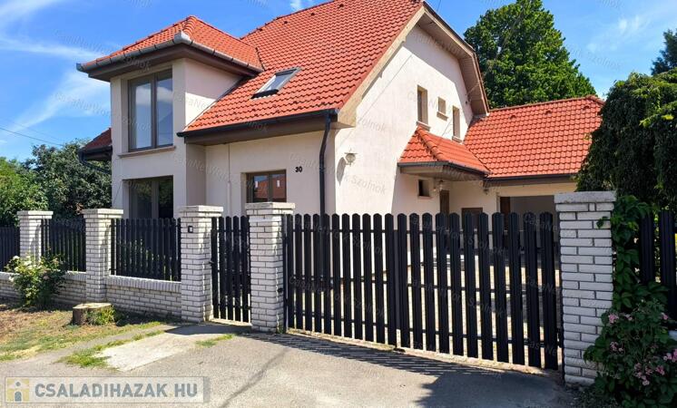 Rákóczifalvai 132 m2-es feljújított családi ház eladó!                                 