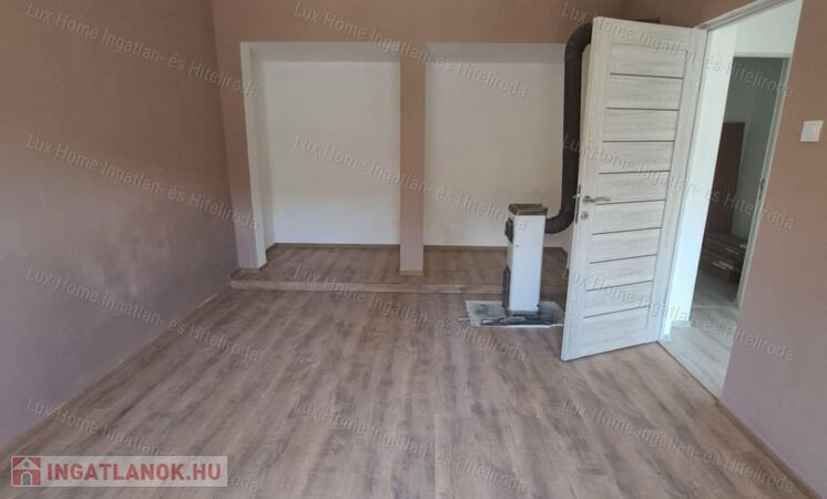 Eladó téglaépítésű, kertkapcsolatos 73nm-es lakás Tata központjában!