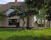 Egyedi kivitelezésű, tágas családi ház eladó Cegléden nagy telekkel!