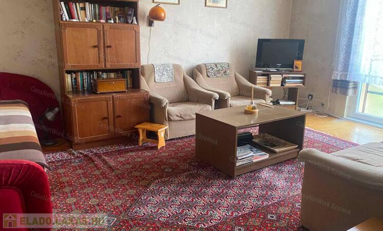 Szolnokon a Városmajor úton 1+2 szobás lakás eladó                                 