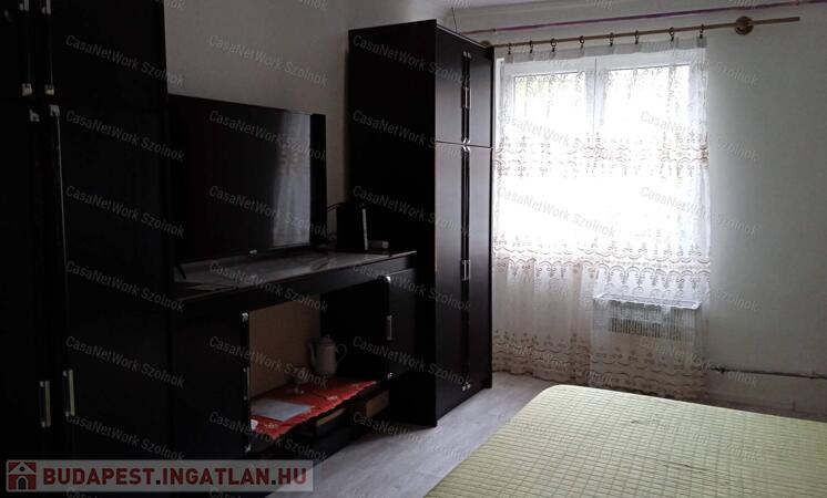 Eladó Szolnokon 3 szobás 72 m2-es családiház                                 