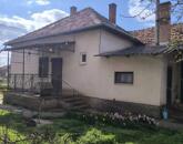 Eladó Tiszaföldvár kedvelt részén egy nagy családi ház kis portával