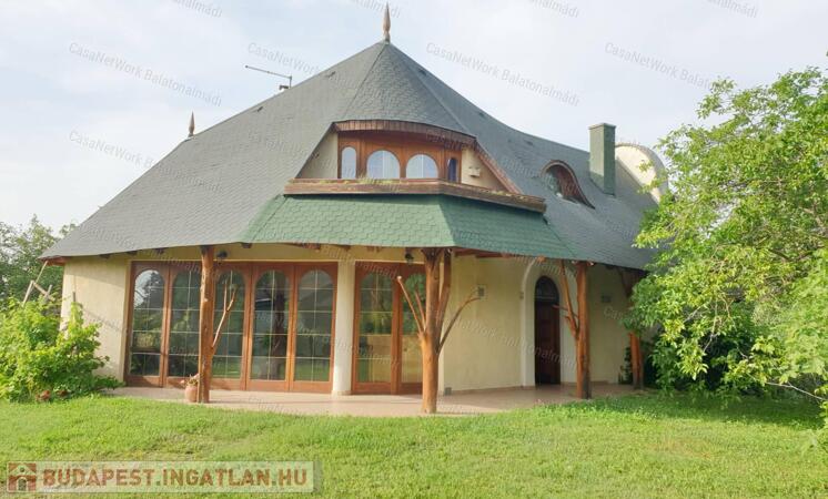 Eladó egyedi családi ház Balatonakarattyán!                                 