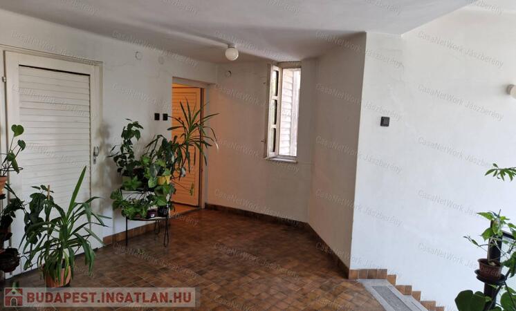 Jászapáti központjában, 2 szintes, 119 nm-es, 6 szobás, lakás eladó                                 