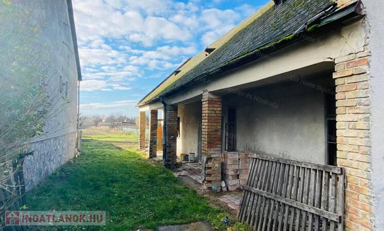 Eladó építési telek Szőny csendes, központi részén!