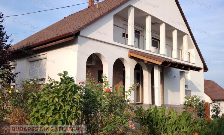 Szolnokon-Szandaszőlősön eladó jó állapotú  kertes családi ház!                                 