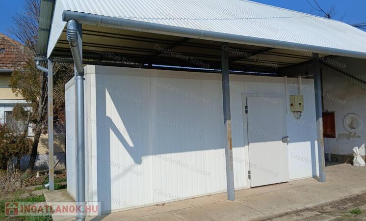 Eladó Tiszaföldváron egy 3718 m2-es telek hűtőházzal.