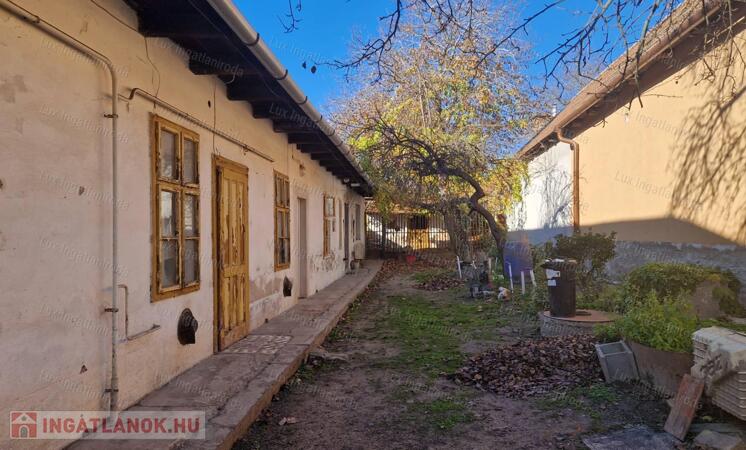 Felújítandó ház Kesztölc központjában!