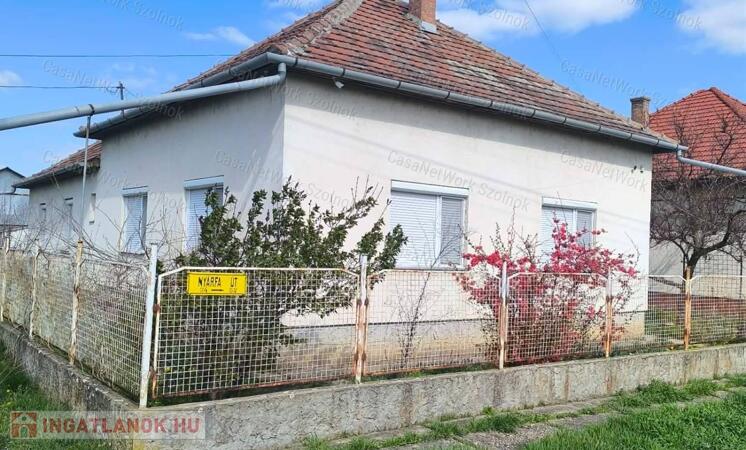 Eladó Tiszaföldvár kedvelt részén egy nagy családi ház kis portával