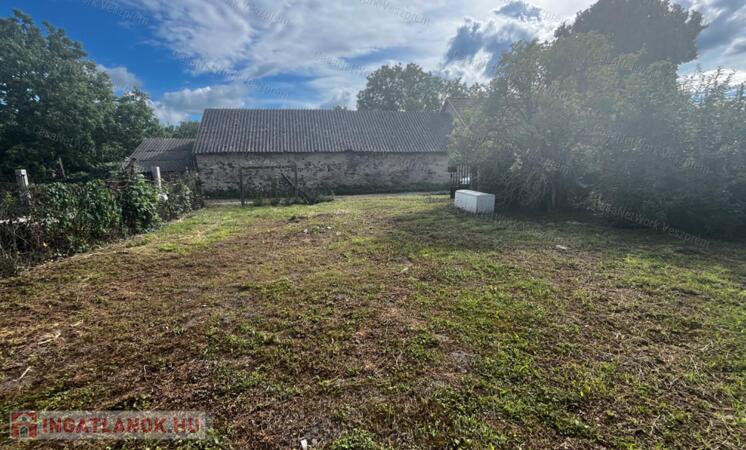 Eladó telek épülettel Nemesgulácson!