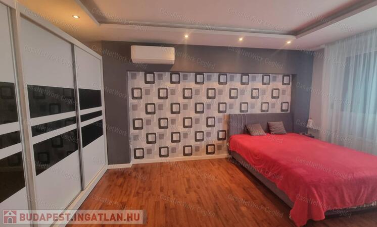 Cegléden felújított, liftes, 2 szobás panellakás eladó!                                 