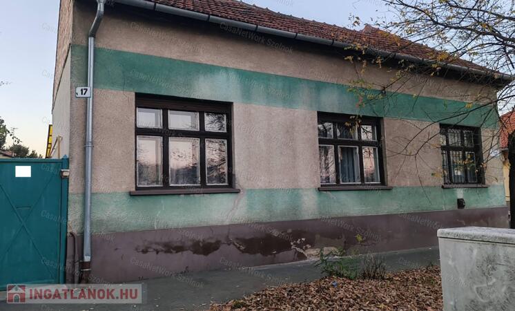 Eladó vállalkozásra kiváló, 102nm-es ház Szolnok forgalmas részén!