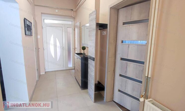 Eladó kertkapcsolatos, 3 szobás téglalakás Szolnokon!