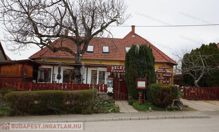 Tihanyban a belső tóra panorámás,  családi ház és vendéglő eladó.                                 
