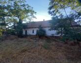 Eladó 2238 m²-es, megosztható belterületi telek Jászkiséren, bontandó házzal