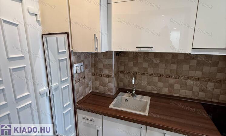 Szolnokon, belvárosi felújított, 1.emeleti, 31nm-es lakás kiadó!                                 