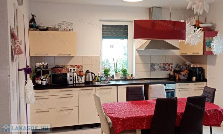 Tágas otthon, árnyas terasszal                                 