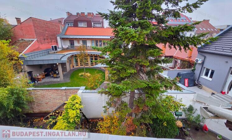 Szolnok szívében tetőtérbeépítéses 131 m2-es ikerház eladó!                                 