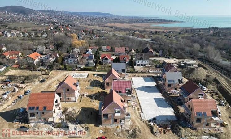 Új építésű luxus lakások - háromlakásos társasházban Balatonfüreden                                 