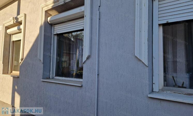 Jászberényben, 63 nm-es, 2 szobás családi ház eladó                                 