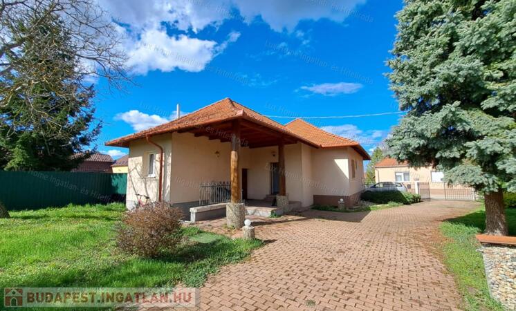 Eladó három különálló lakrészes családi ház Komáromban, befektetőknek is ideális!!                                 