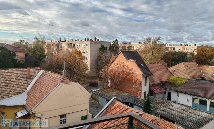 Szolnokon belvárosi garzon eladó - erkélyes, csendes remek befektetés!                                 