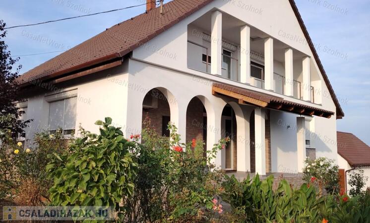 Szolnokon-Szandaszőlősön eladó jó állapotú  kertes családi ház!                                 
