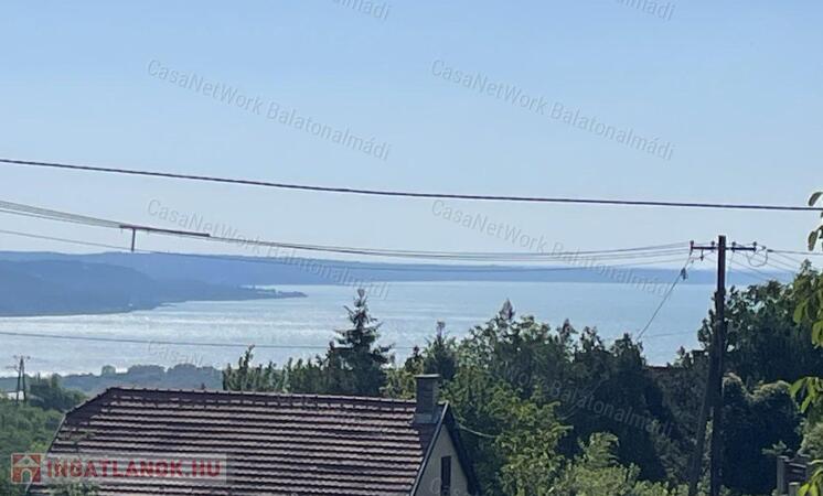 Balatoni panorámás nyaraló eladó Balatonalmádiban