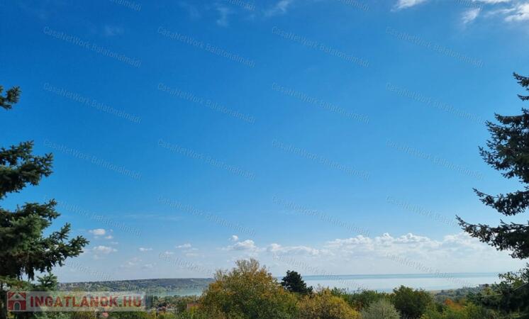Eladó nyaraló balatoni panorámával, intim kerttel Balatonalmádiban!