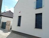 Újszerű, nívós családi házban a központban