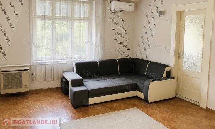 Újszász központjában eladó családi ház!