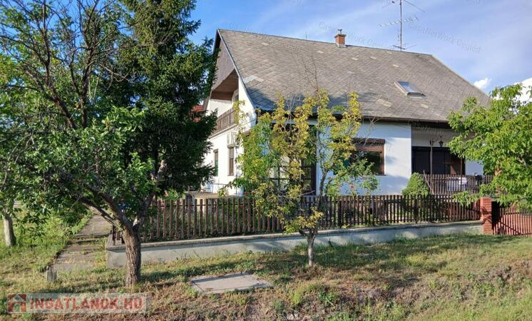 Eladó Cegléden az Úri negyedben 120 m2 Tégla Családi Ház.
