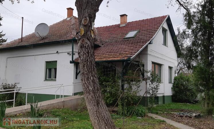Eladó Tiszaföldváron kétgenerációs kertes családi ház!