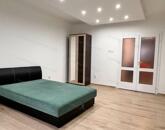 Belvárosi lakás, felszíni parkolóval