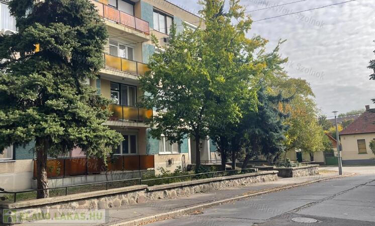 Eladó szolnokon a Meder utcában egy 77 m2-es 2+1 szobás lakás.                                 
