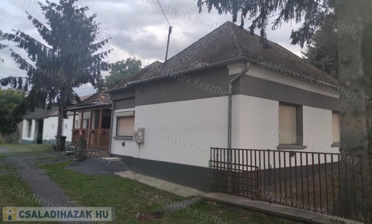 Balatontól 7 km-re 129 m2-es felújított családi ház eladó!                                 