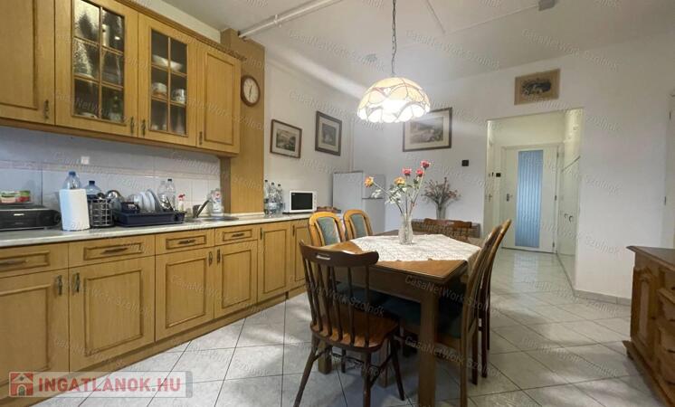 Eladó a Nagy I. krt-on egy 3 szobás teljesen felújított 75m2-es lakás.