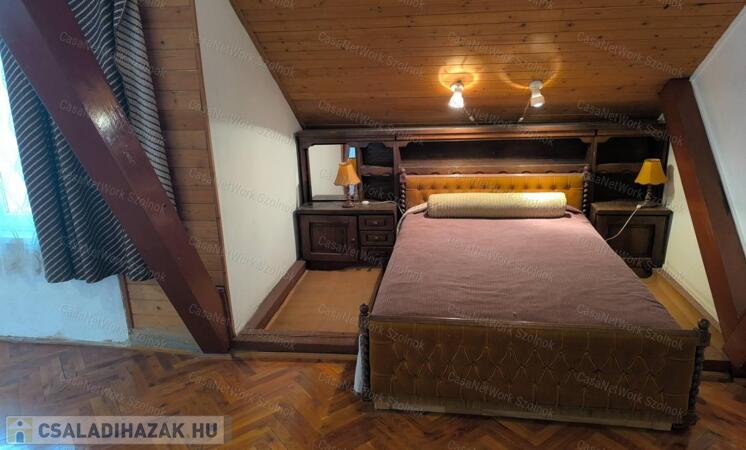 Szolnok szívében tetőtérbeépítéses 131 m2-es ikerház eladó!                                 