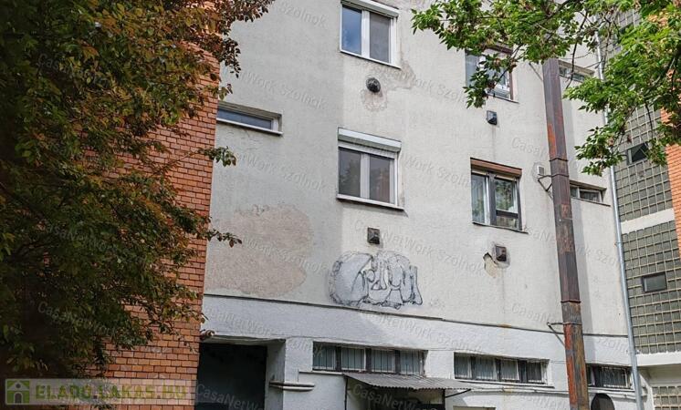 Eladó 1.emeleti felújított lakás Szolnok abszolút belvárosában!                                 