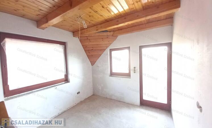 Abony belvárosában eladó egy félkész 229 nm-es, három szintes ház                                 