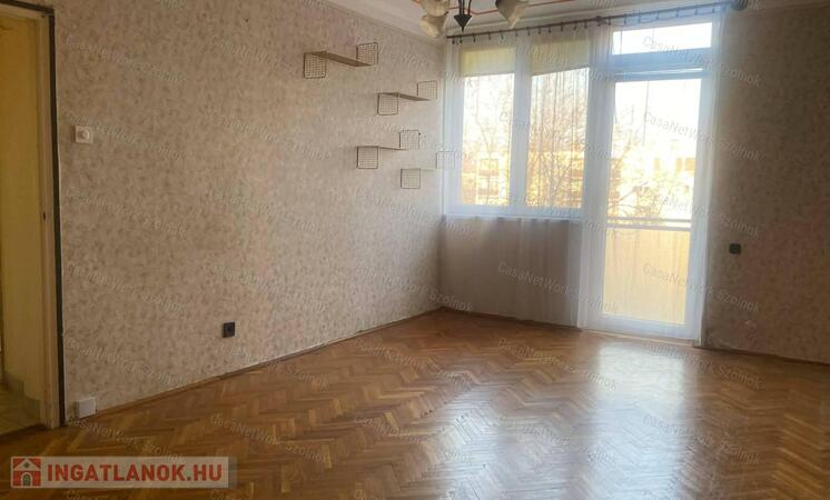 Szolnokon a Váromajor úton 1+1 szobás, 3. emeleti lakás eladó!