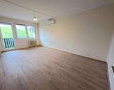 Felújított, erkélyes 2 szobás lakás eladó Cegléd központjában!