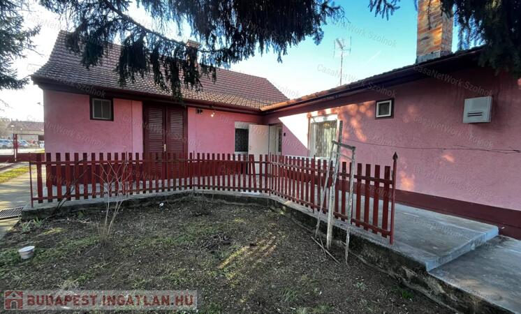 Eladó 3 szobás családi ház Szandaszőlős központjában!                                 