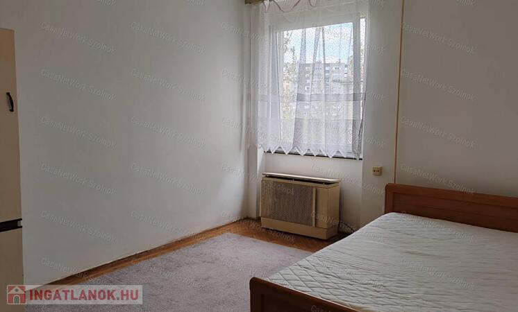 Szolnok belvárosában kétszobás, 3emeleti lakás kiadó!