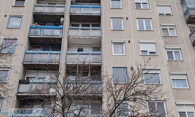 Szolnokon, a Széchenyi lakótelepen 2szobs, 2.emeleti lakás eladó!                                 