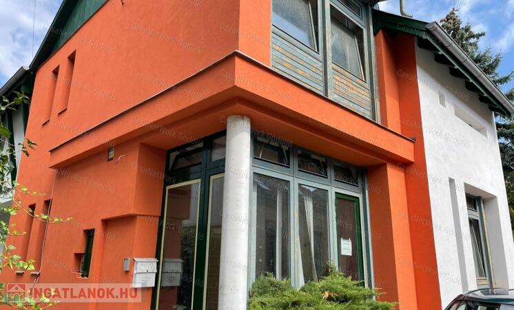 Belvárosban, utcafrontos,  igényes üzlethelyiség