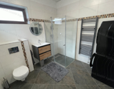 Újszerű családi ház teljes berendezéssel