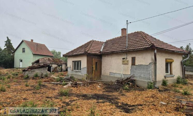 Jászárokszálláson erősen felújítandó családi ház eladó!                                 