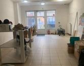 Szolnokon a Tófenék úton üzlethelyiség kiadó!