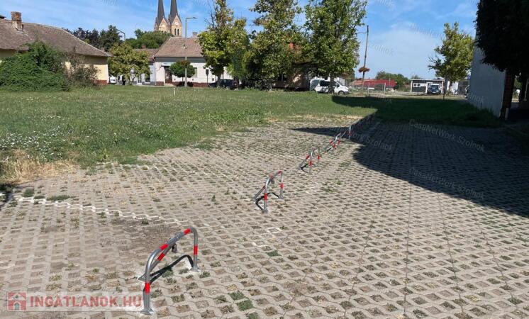 ELADÓ Törökszentmiklós központjában 19 parkolóhely